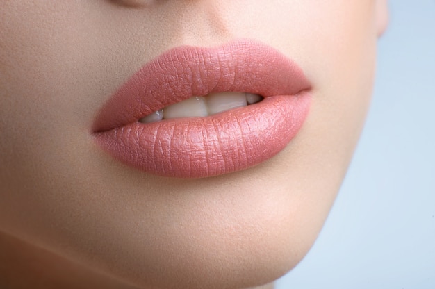 Preciosos labios carnosos de una bella mujer