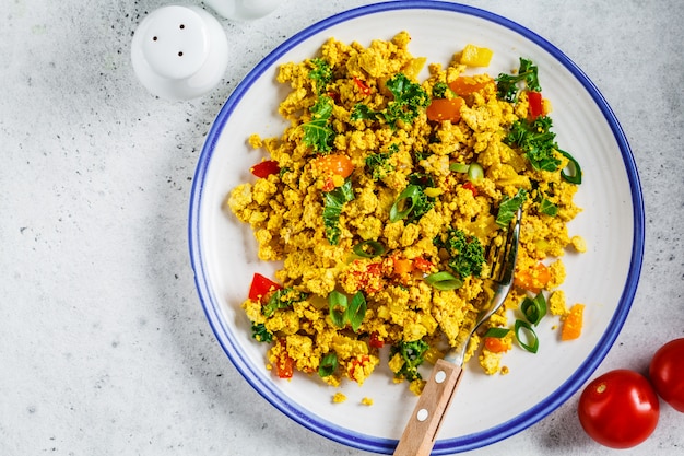 Precipitação de tofu com legumes em um prato branco