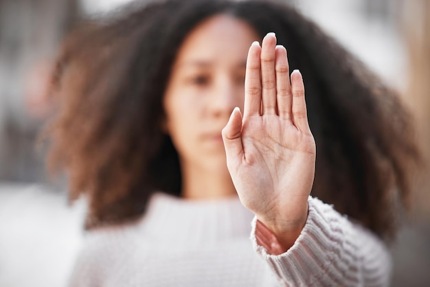 Precisamos de mulheres em todos os níveis Foto de uma mulher irreconhecível fazendo sinal de pare com a mão para fora