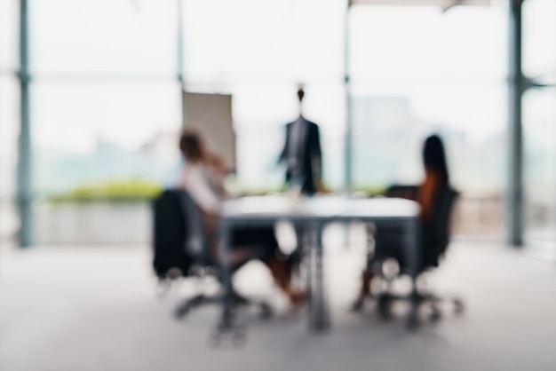 Precisamos manter o foco quando a produtividade está em causa Foto desfocada de empresários corporativos em uma reunião na sala de reuniões