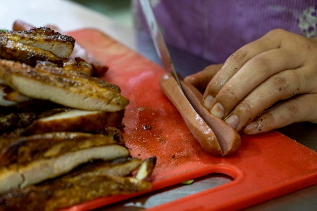 la precisión y habilidad de nuestros chefs mientras cortan salchichas de manera experta