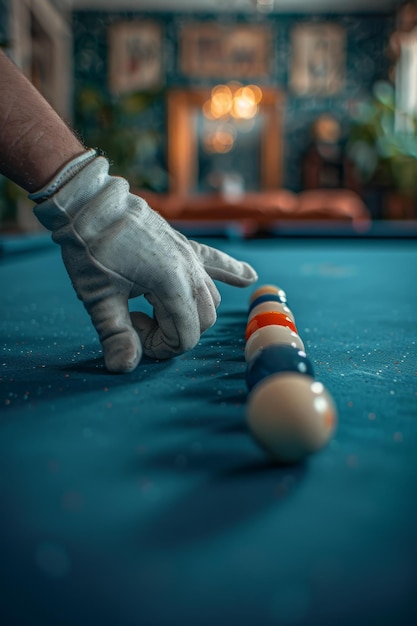 Foto precisión en el juego de las bolas de billar alineadas a mano con guantes