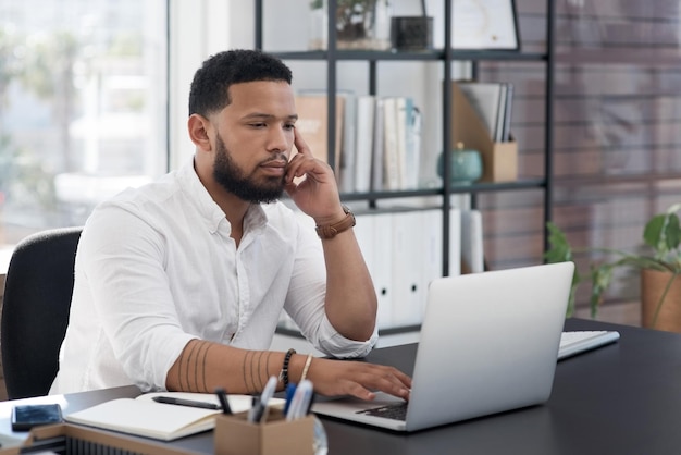 Preciso completar todos os meus prazos hoje Foto de um jovem empresário trabalhando em um laptop em um escritório