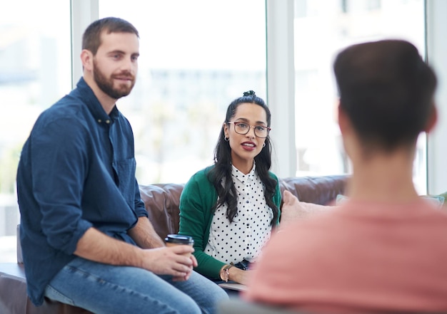 É preciso uma equipe talentosa para fundar uma startup de sucesso Foto de um grupo de jovens empresários em uma reunião em um escritório moderno