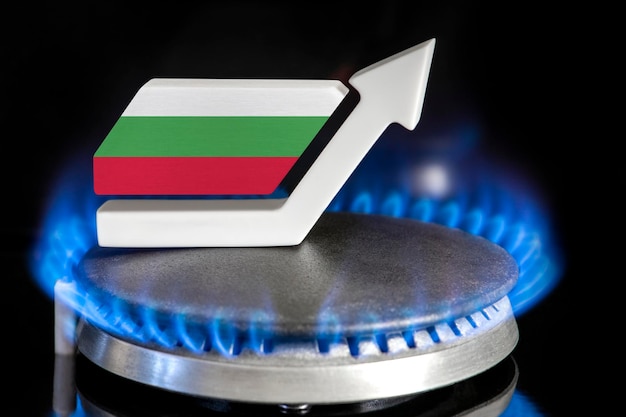 Preço do gás Aumento dos preços do gás na Bulgária Um queimador com uma chama e uma seta para cima pintada nas cores da bandeira da Bulgária O conceito de aumento dos preços do gás ou da energia
