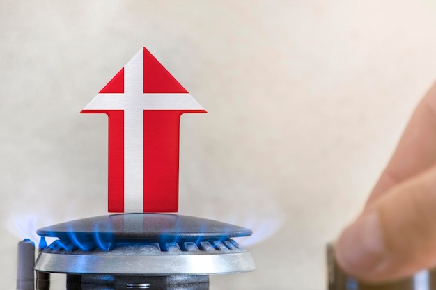 Preço do gás Aumento dos preços do gás na Dinamarca Um queimador com uma chama e uma seta pintada nas cores da bandeira da Dinamarca O conceito de aumento dos preços do gás ou da energia