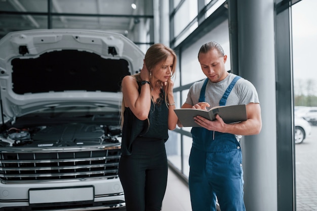 Preço do novo detalhe. resultados do reparo. homem confiante mostrando que tipo de dano seu carro foi levado