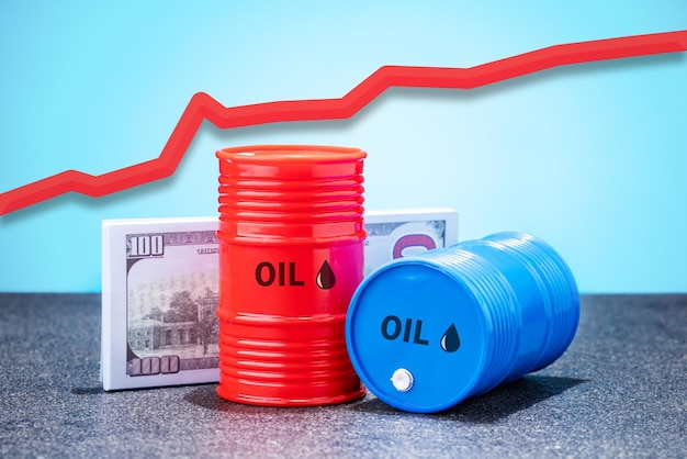 Preço do petróleo em alta Barris de petróleo e notas de dólar no fundo do gráfico de aumento dos preços do petróleo