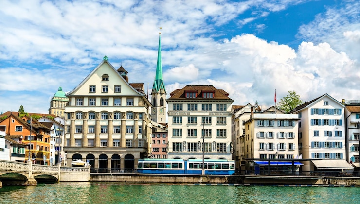 Foto predigerkirche, eine der vier hauptkirchen der altstadt von zürich in der schweiz