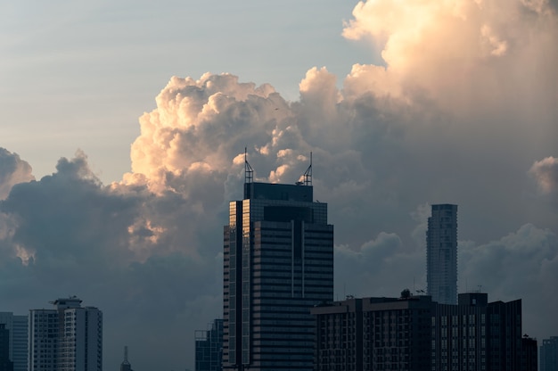 Prédio alto com céu nublado no distrito financeiro de bangkok