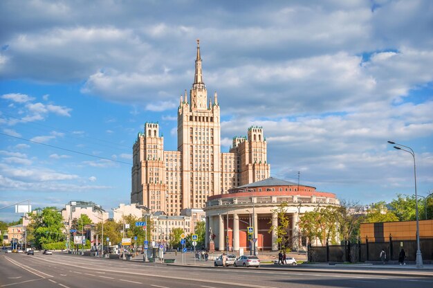 Prédio alto na Praça Kudrinskaya e o pavilhão do metrô Krasnopresnenskaya Krasnaya Presnya st Moscou