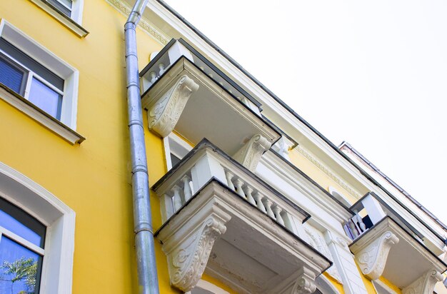 Prédio com arquitetura antiga e varandas Fachada antiga do prédio