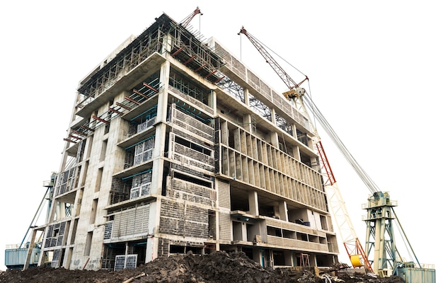 Prédio com guindaste e zombado no canteiro de obras isolado no branco