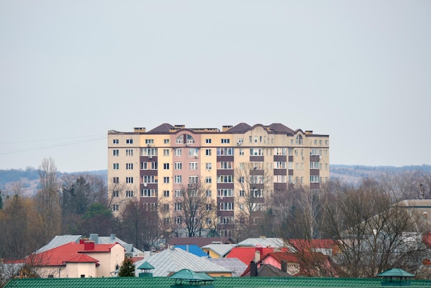 Prédio de apartamentos residencial de arranha-céus na área residencial da cidade Desenvolvimento imobiliário