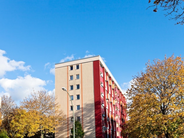 Prédio de apartamentos residencial no outono