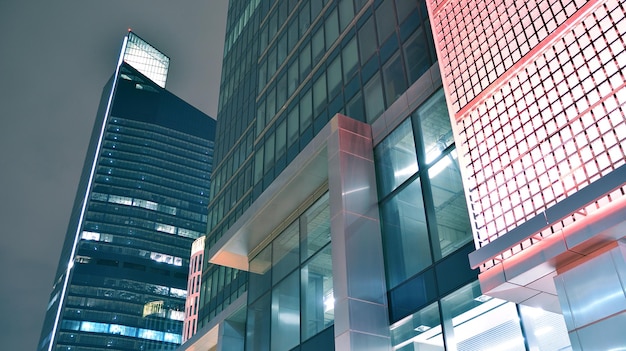 Prédio de escritórios moderno na cidade à noite Vista em escritórios iluminados de um edifício corporativo