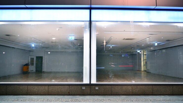 Foto prédio de escritórios moderno na cidade à noite vista em escritórios iluminados de um edifício corporativo