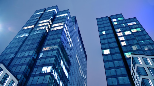 Prédio de escritórios moderno na cidade à noite Vista em escritórios iluminados de um edifício corporativo