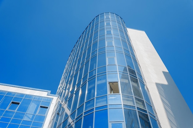 Prédio de escritórios moderno no vidro azul