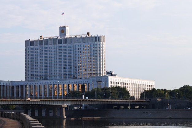 Prédio do governo russo da Casa Branca em Moscou