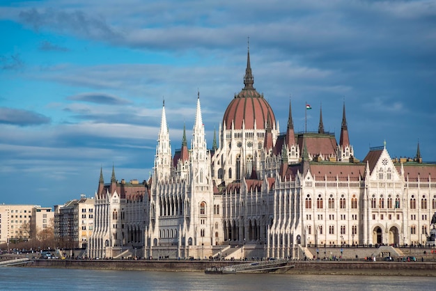 Prédio do parlamento em budapeste filmado da margem oposta do danúbio