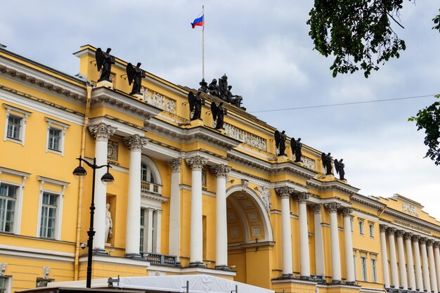 Prédio do Senado e do Sínodo agora sede do Tribunal Constitucional da Rússia na praça do Senado em São Petersburgo Rússia