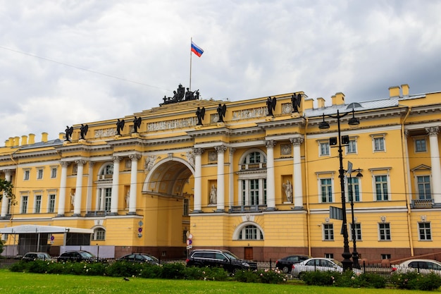 Prédio do Senado e do Sínodo agora sede do Tribunal Constitucional da Rússia na praça do Senado em São Petersburgo Rússia