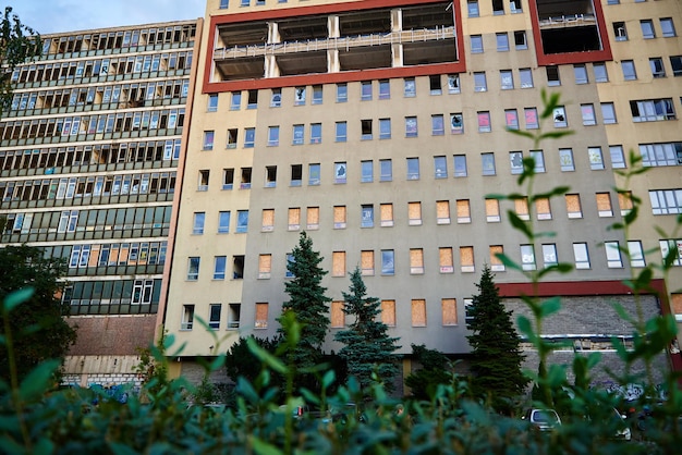 Prédio residencial abandonado com janelas quebradas