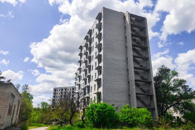 Prédios abandonados, cidade. Limpe quartos e edifícios sem janelas ou portas.