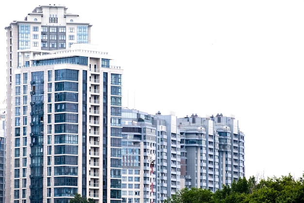 Prédios de apartamentos altos ou arranha-céus em um novo complexo de elite. exterior de um arranha-céu moderno com janelas azuis em um bairro residencial contemporâneo. copie o espaço.