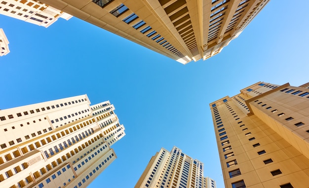 Prédios de apartamentos de vários andares contra o céu azul, Dubai, Emirados Árabes Unidos