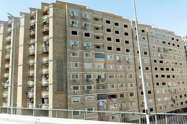 Prédios de apartamentos feios e não bonitos no Cairo Construção de um novo prédio residencial moderno em Hurghada, Egito, arquitetura ruim, construção defeituosa