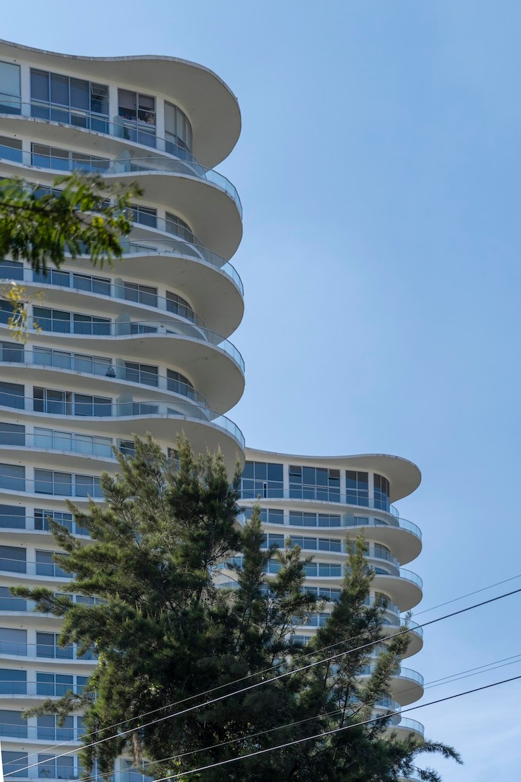 Foto prédios de apartamentos modernos em um dia ensolarado com uma fachada de céu azul de um prédio de apartamentos moderno