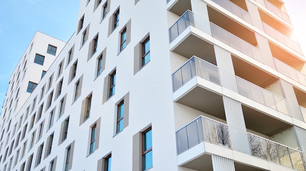 Prédios de apartamentos modernos em um dia ensolarado com uma fachada de céu azul de um prédio de apartamentos moderno