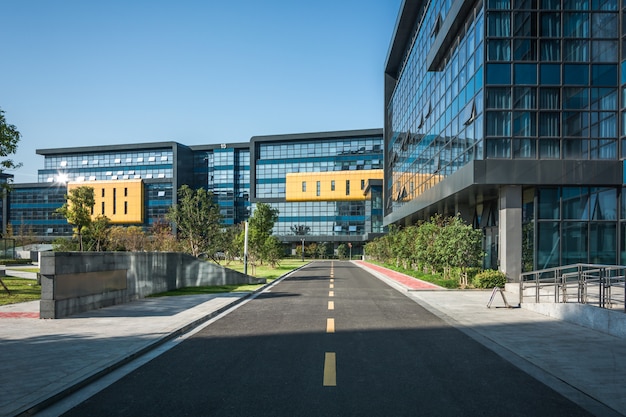 Prédios de apartamentos modernos em uma área residencial verde na cidade