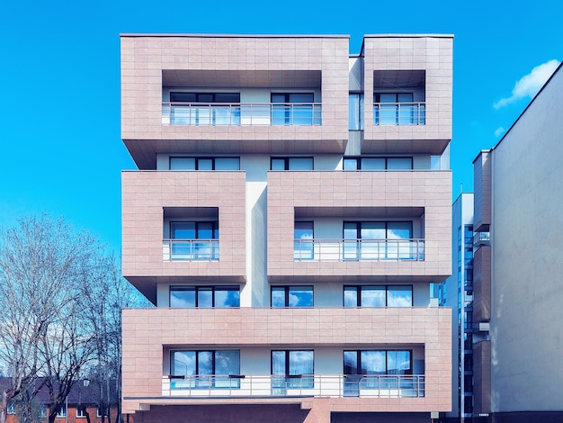 Prédios de apartamentos residenciais europeus contemporâneos