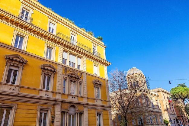 Prédios de apartamentos residenciais no centro da cidade de Roma, Itália