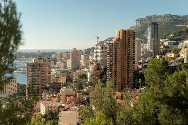 Prédios residenciais em mônaco sob um céu claro