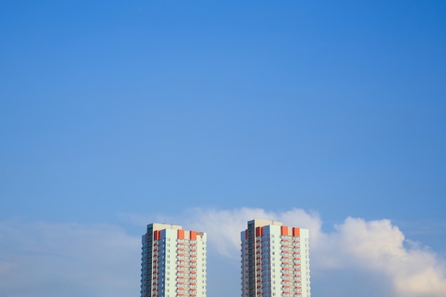 Prédios residenciais na área do dormitório em um fundo de céu azul