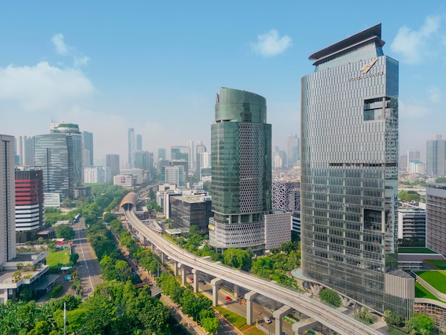 Prédios urbanos com via LRT em construção