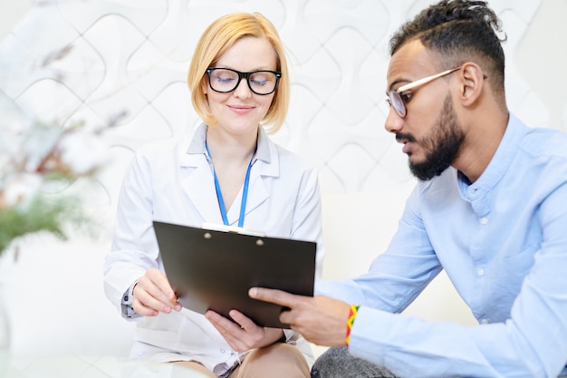 Foto preenchendo formulário médico