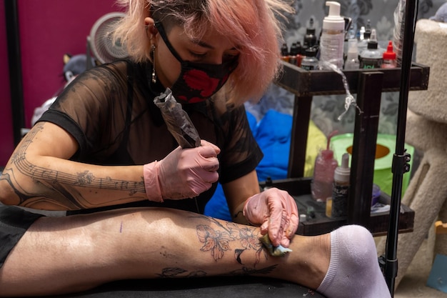 Preenchendo o desenho da tatuagem com cor