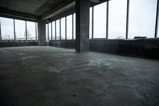 Preenchimento do piso com concreto, betonilha e nivelamento do piso. pisos lisos feitos de uma mistura de cimento, concretagem industrial