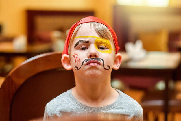 Preescolar se siente infeliz después de que un animador pintara su rostro en una fiesta infantil