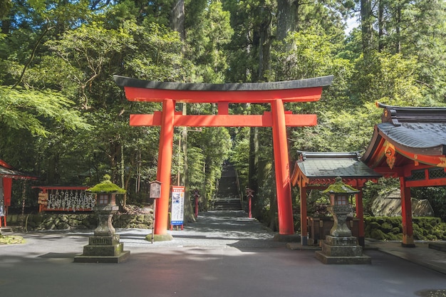 Prefectura de Hakone Kanagawa Japón 2 de julio de 2023 Prefectura de Hakone Kanagawa Japón 2 de julio de 2023 Santuario de Hakone en el templo japonés del lago Ashinoko