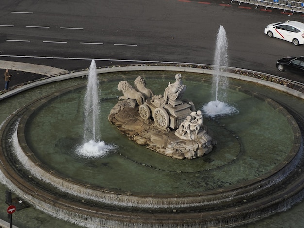 Prefeitura de Madri, marco da arquitetura do Palácio das Comunicações do ayuntamiento, vista de cima durante um dia ensolarado na escultura da praça de cibeles da Espanha