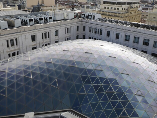 Prefeitura de Madri, marco da arquitetura do Palácio das Comunicações, vista de cima durante um dia ensolarado na Espanha.