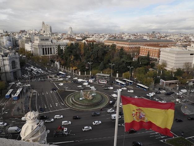 Prefeitura de Madri, marco da arquitetura do Palácio das Comunicações, vista de cima durante um dia ensolarado na Espanha.