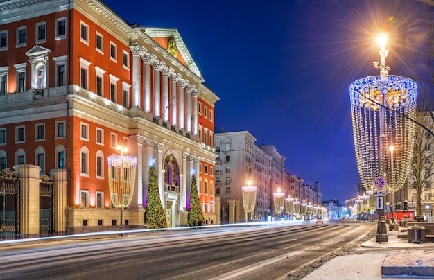 Prefeitura na rua tverskaya e decorações de natal em uma manhã de inverno