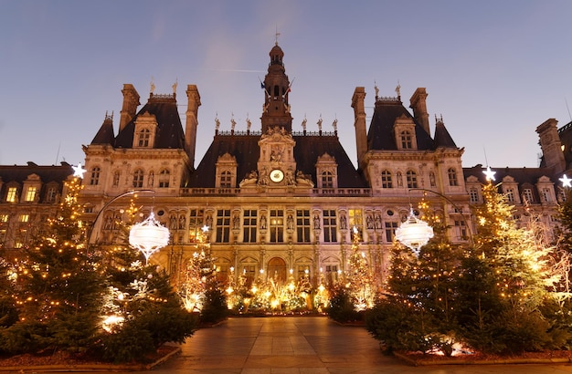 Prefeitura parisiense decorada com árvores de Natal para férias de inverno à noite Viagens de inverno e atrações turísticas na Europa conceito Fundo de celebração